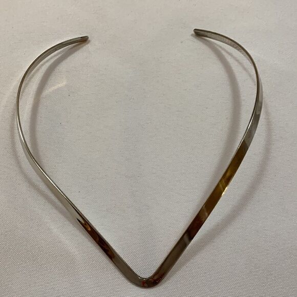 Silvertone V-shaped choker. Great to use your clip on pendants/scarf holder on - Picture 2 of 3